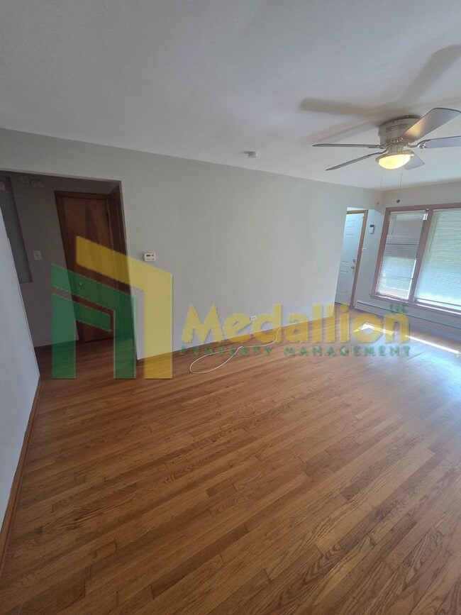 Foto del edificio - Spacious 6-Bedroom Home with Finished Basement and Backyard