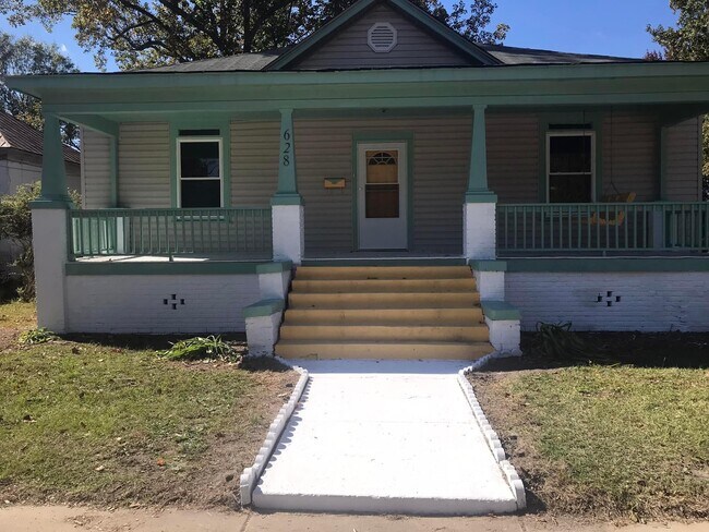 Building Photo - 628 Pender St