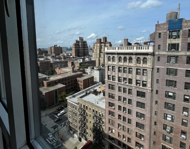 Building Photo - 251 W 96th St