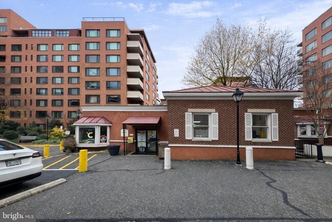 Building Photo - 1121 Arlington Blvd