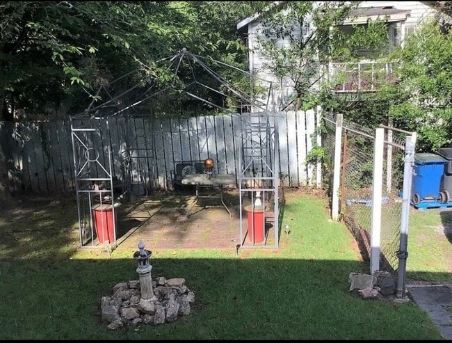 Foto del edificio - 3 bedroom 2 bath beautiful home with tons of character!