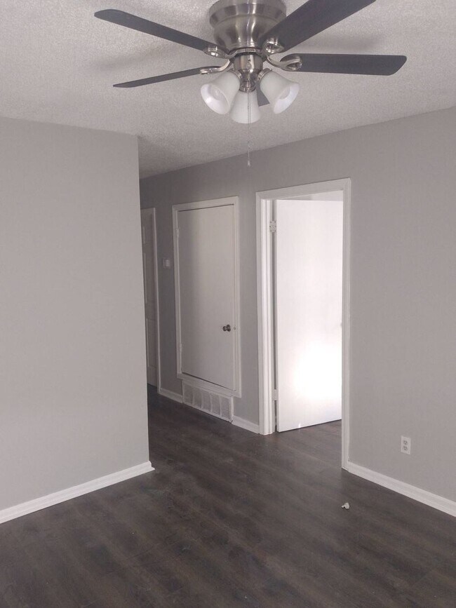 Building Photo - Spacious 3 bedroom 2 bath home