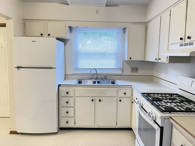 Kitchen - 4156 Woodbine Ter
