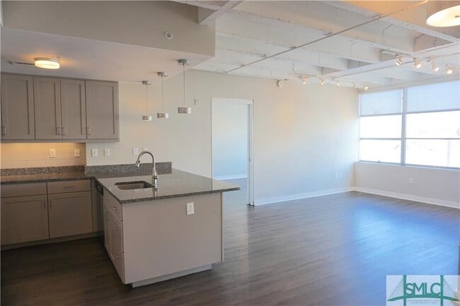 Building Photo - 104 E Liberty