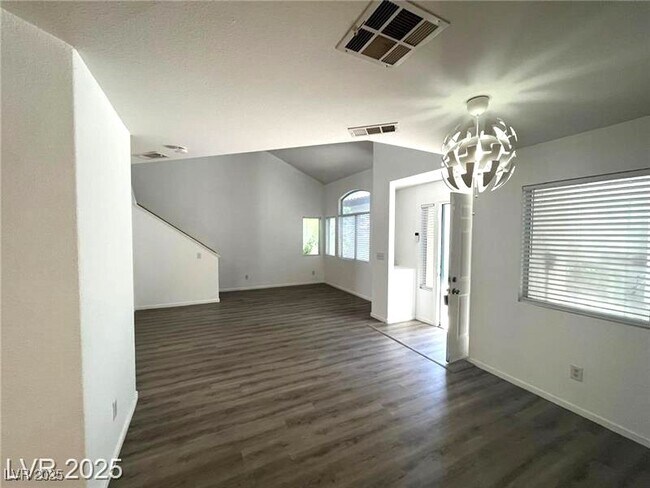 Foto del edificio - 8017 Cherish Ave