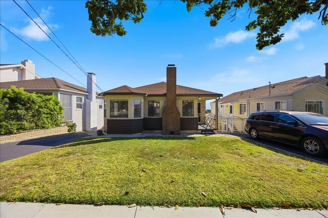 Building Photo - 819 N Maria Ave