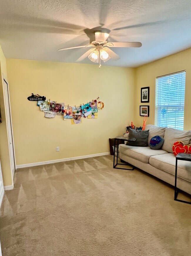 Building Photo - 5 bedroom home with fenced in yard!!!