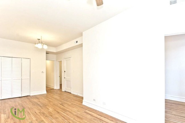 Foto del edificio - 2613 W Augusta Blvd