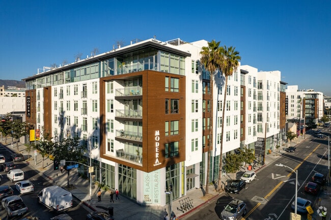 Building Photo - Modera Hollywood
