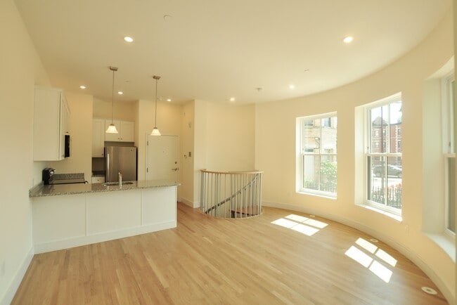Building Photo - 877 Beacon St