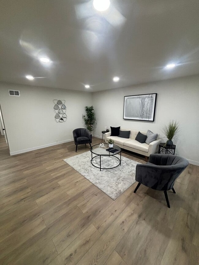 Foto del edificio - Remodeled 3 bedroom with PAID solar