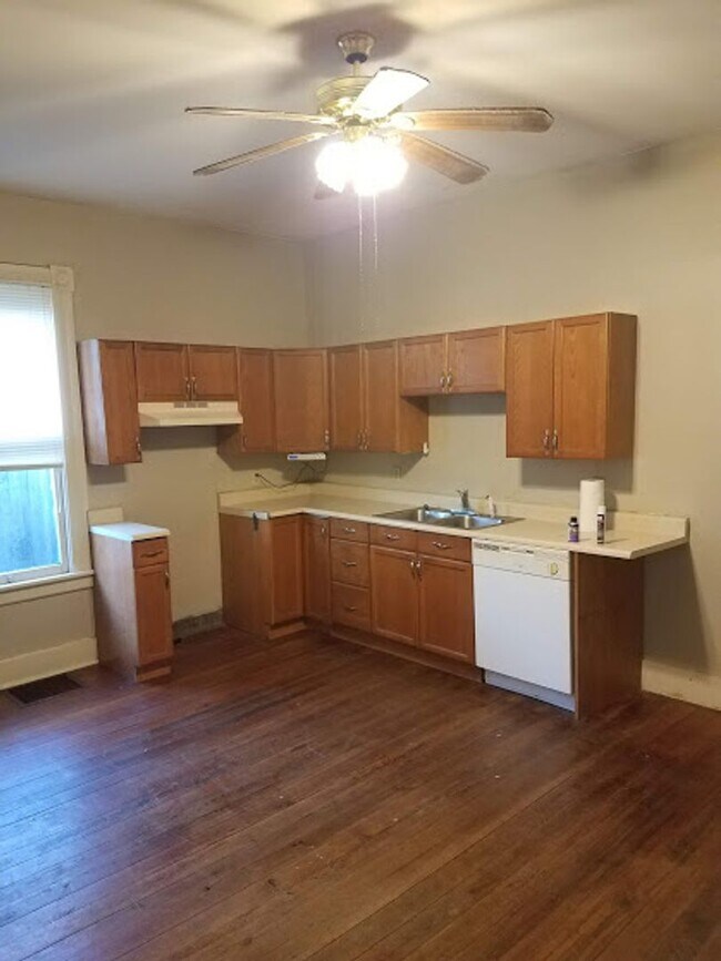 Foto del edificio - 2 Bed1 Bath Fenced in Backyard and Garage