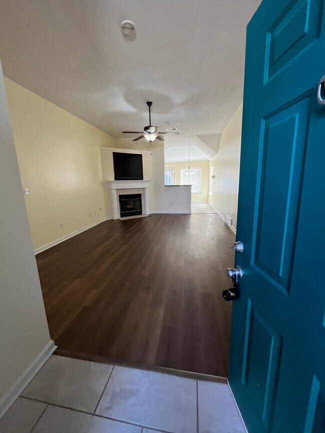 Building Photo - 1/2 OFF FIRST FULL MONTH'S RENT! Arlington...