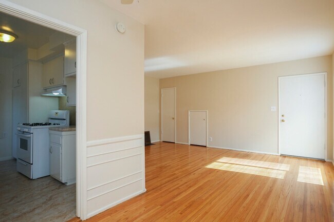 Building Photo - 1105 N Garfield Ave