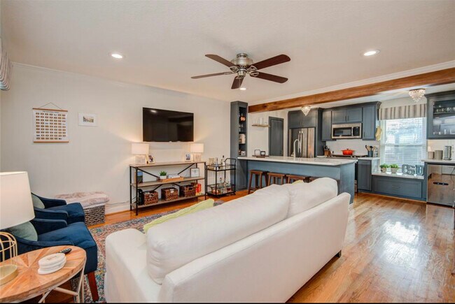Suelos de madera en todo este plano de planta amplio y renovado - 1527 Rutland St