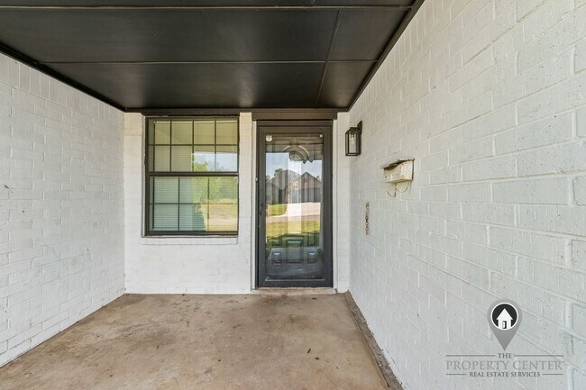 Foto del edificio - Charming 3 Bedroom Home +BONUS Room with Spacious Backyard