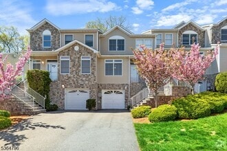 Building Photo - 28 Pinfold Ct