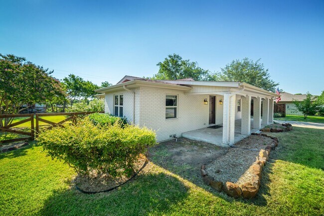 Foto del edificio - 3 Bedroom 2 Bath 2 Car Garage - Backs Up To A Nice Farm