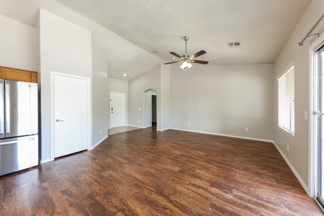 Foto del edificio - 6531 W Hess St