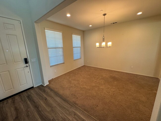 Building Photo - 5 bedroom 4 bathroom Perris home for LEASE!