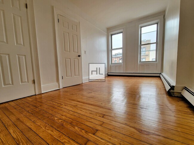 Building Photo - Large & Sun-drenched King-sized 2BR in the...