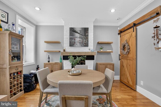 Foto del edificio - 2328 E Fletcher St