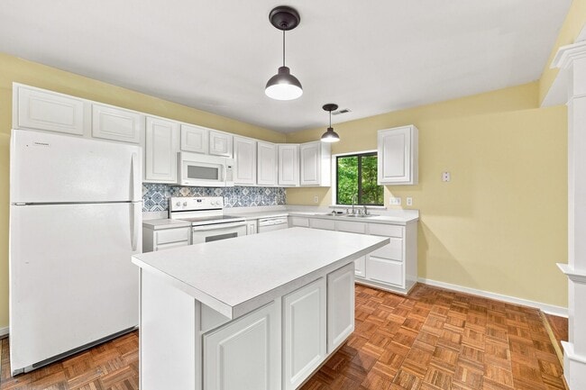 Building Photo - 322 Whispering Oaks Dr