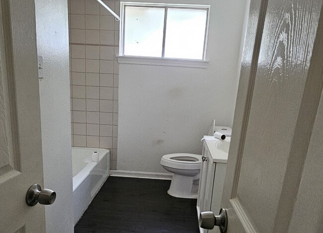 Foto del edificio - 3303 Roaming Woods Ln