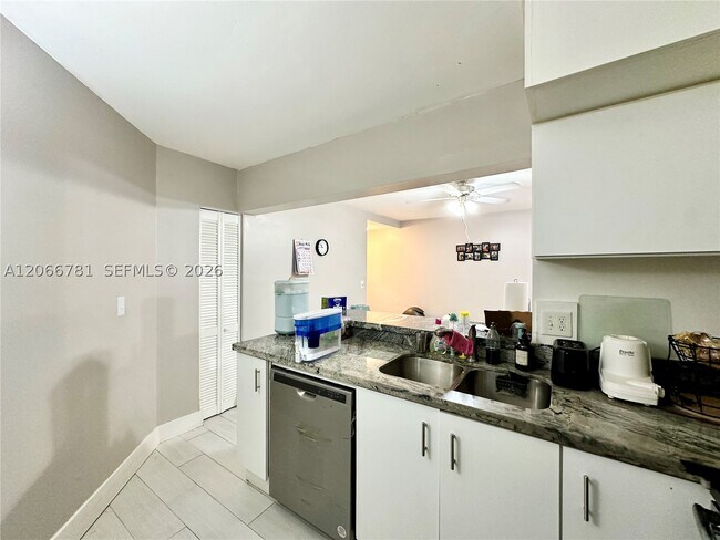 Foto del edificio - 9427 Fontainebleau Blvd