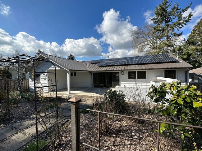 Building Photo - Beautiful Home in Cedar Hills/Commonwealth...