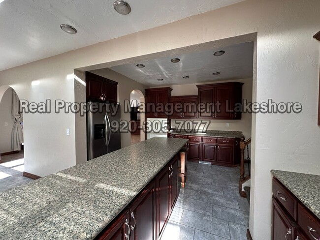 Building Photo - HUGE 8 Bedroom 4 Bathroom home | Close to ...