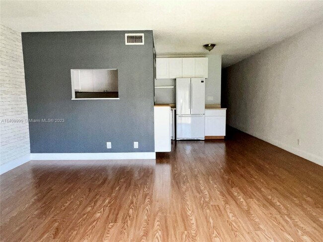 Foto del edificio - 4200 Crystal Lake Dr
