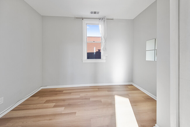 Foto del edificio - 3726 N Troy St
