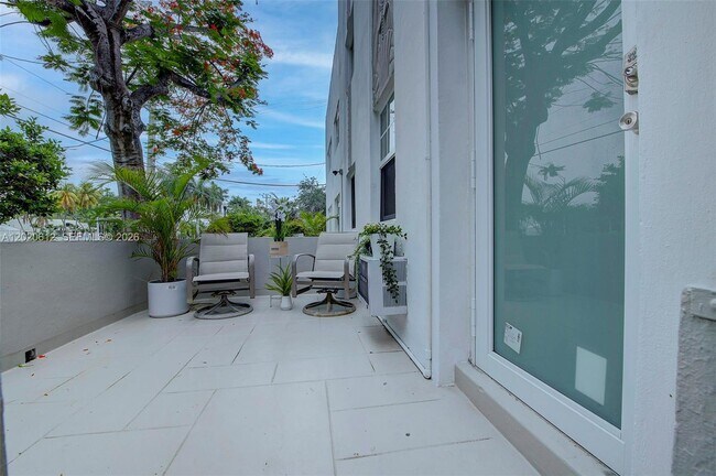 Foto del edificio - 2463 Pine Tree Dr