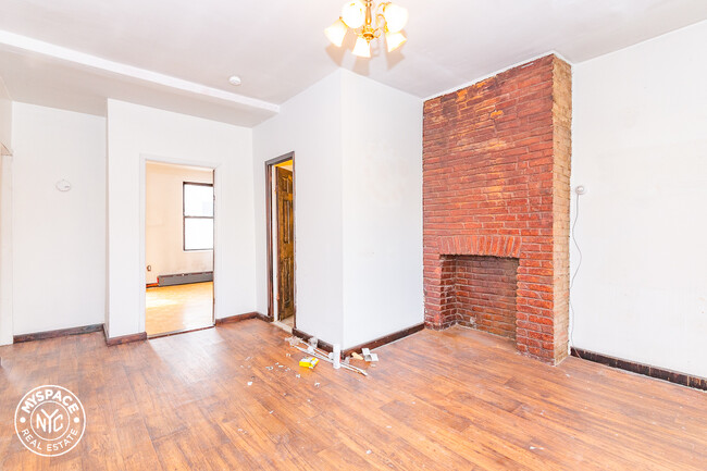 Building Photo - 440 Lorimer St