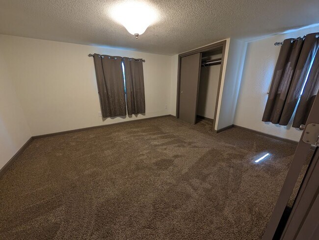 Building Photo - 2 Bedroom 1 Bath Winchester House - Walking Distance to the Lake!