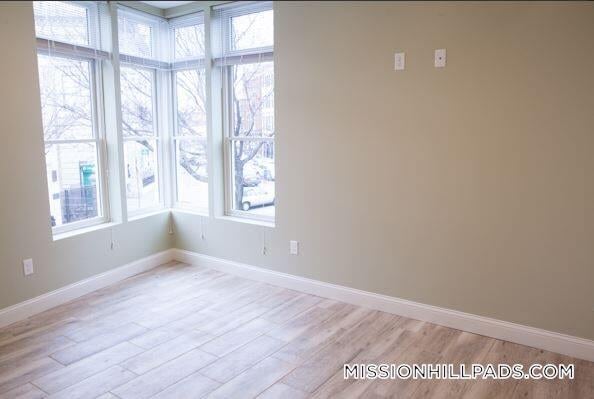 Building Photo - 10 Roxbury St