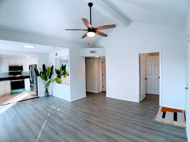 Building Photo - 22725 Lakeway Dr