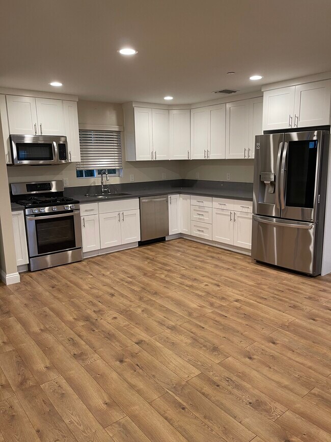 10324 Eton Ave, Chatsworth, CA 91311 Townhome Rentals in Chatsworth