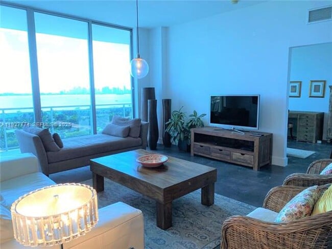 Foto del edificio - 7901 Hispanola Ave