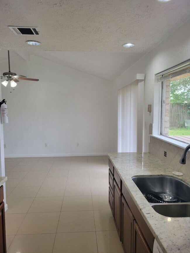 Foto del edificio - 3 bd / 2 bath house