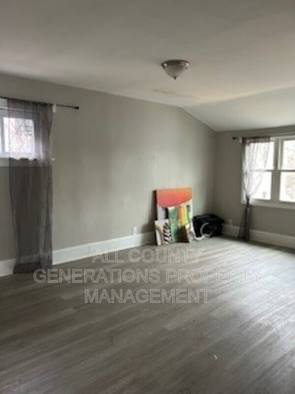 Building Photo - 844 E 154th St