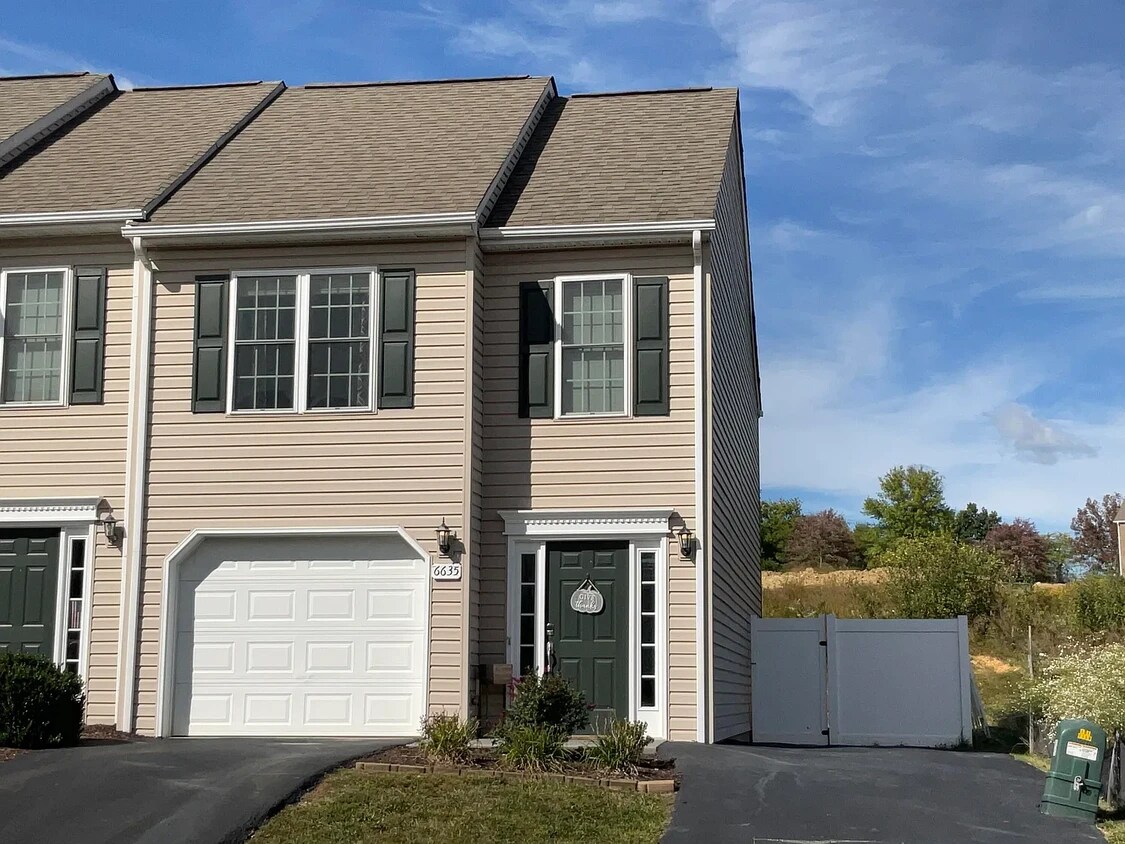 Foto principal - 6635 Village Green Dr