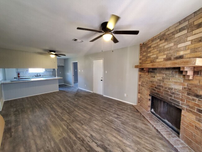 Building Photo - Remodeled 3 bedroom house close to everyth...