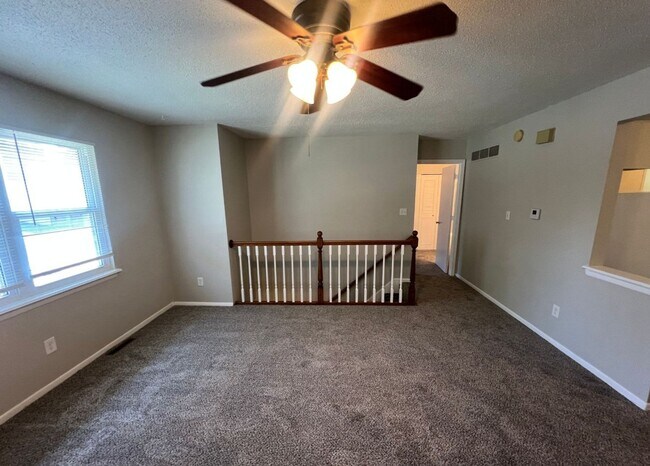 Foto del edificio - Spacious Split-Level Duplex in Lee’s Summit