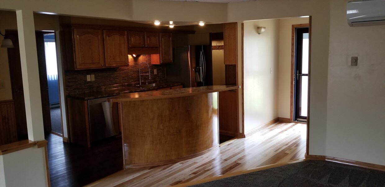 Entry & Kitchen - 226003 Swan Ave