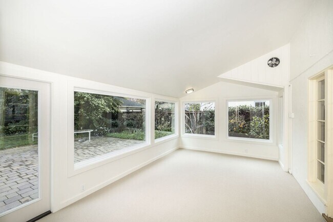 Foto del edificio - Stately Two Story Home w/ Serene Backyard in Crescent Park