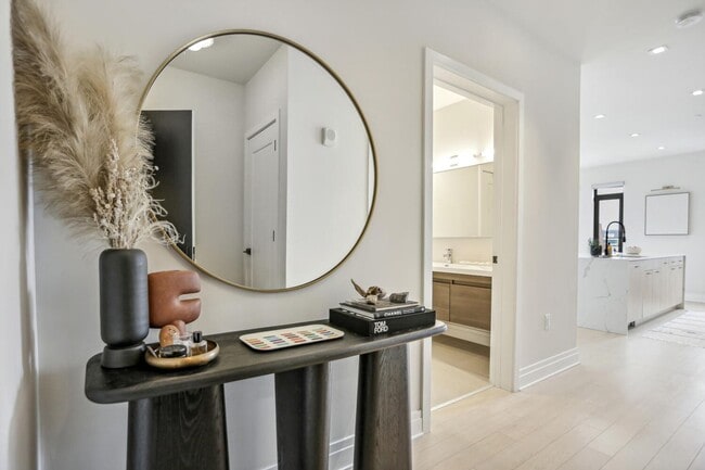 Foto del edificio - Stunning 2-Bed - 2-Bath off Barracks Row