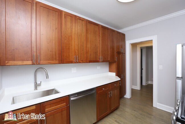 Building Photo - 1352 W Carmen Ave