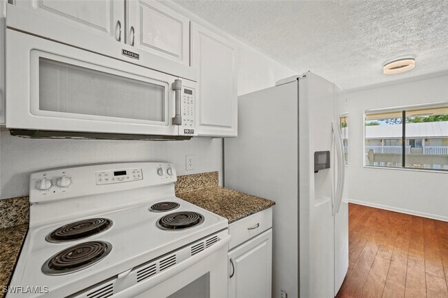 Building Photo - 4607 Bayshore Dr